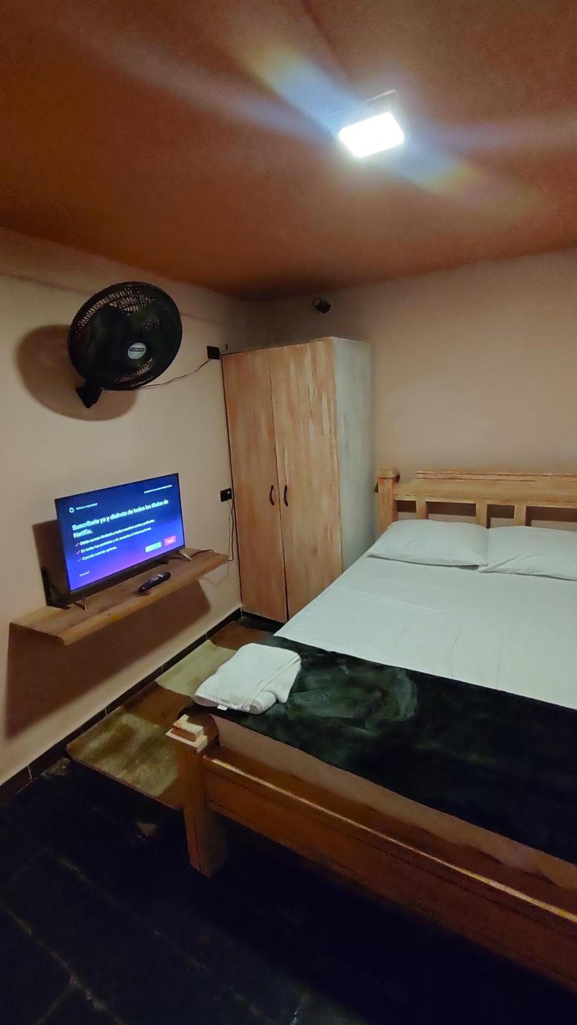 Casa Primavera Hostal Меделин Екстериор снимка